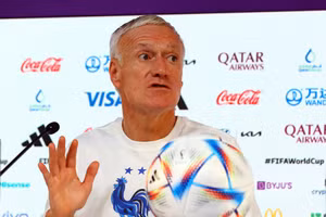 HLV Didier Deschamps hài lòng về ban cán sự đội tuyển Pháp.