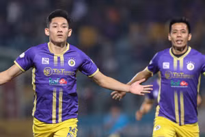 Hai Long làm khán giả trận gặp Công an Hà Nội ở vòng 5 giai đoạn hai V-League.