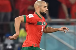 Tiền vệ Sofyan Amrabat lọt tầm ngắm của Barca.