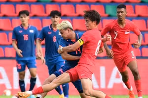 Singapore nguy cơ bị loại sớm ở SEA Games sau trận thua tan nát Thái Lan.