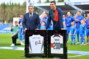 Ronaldo lập kỷ lục Guiness thế giới với 200 lần khoác áo tuyển quốc gia.