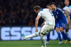 Giúp tuyển Anh đánh bại Italia, Harry Kane được Wayne Rooney ngợi khen.