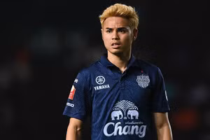 Theerathon Bunmathan phủ nhận chơi xấu đàn em ở giải Thai League.