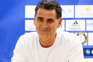 HLV Didier Tholot sắp rời Pau FC.