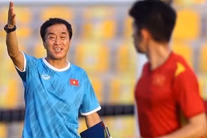 Với những cống hiến thầm lặng, HLV Lee Young-jin nhận giải thưởng ‘Thành tựu trọn đời’.