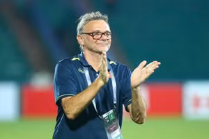  HLV Troussier được báo chí Trung Quốc ngợi ca.