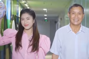 Thanh Nhã và HLV Mai Đức Chung tham dự một chương trình truyền hình hậu SEA Games.