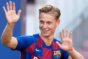 De Jong tiếp tục ở lại Barca dù được nhiều lời mời gọi.