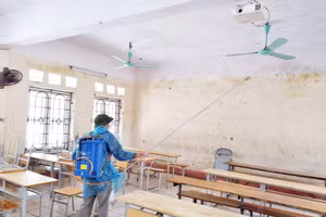 Điểm thi vào lớp 10 THPT tại Hưng Yên được phun khử khuẩn. Ảnh: INT.