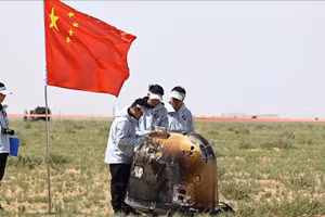 Tàu thăm dò Thường Nga -6 của Trung Quốc mang mẫu từ phía xa của Mặt Trăng đã quay trở lại Trái Đất.