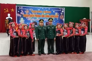 Cán bộ đồn biên phòng Sen Thượng chụp ảnh lưu niệm cùng cán bộ giáo viên và nhân dân địa phương.