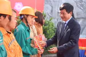 Ông Lê Thành Đô - Chủ tịch UBND tỉnh Điện Biên trao tặng quà động viên người lao động về quê đón Tết.