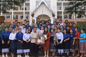 Cô Lường Thị Phượng (áo đỏ ở giữa) trong ngày Nhà giáo Việt Nam tại Lào.