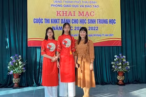 Cô Nguyễn Thị Hồng Mỵ cùng 2 học sinh tham gia nghiên cứu đề tài “Xây dựng mô hình tự học ở trường phổ thông theo tấm gương nhà bác học Lê Quý Đôn”.