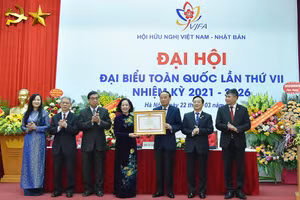 Đồng chí Trương Thị Mai trao Bằng khen của Thủ tướng Chính phủ cho Hội Hữu nghị Việt Nam-Nhật Bản. (Ảnh: Tuấn Anh, https://baoquocte.vn)