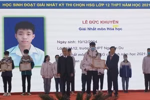 Lê Đức Khuyến nhận hai giải Nhất thi học sinh giỏi của tỉnh Thái Bình môn Toán và Hóa học.