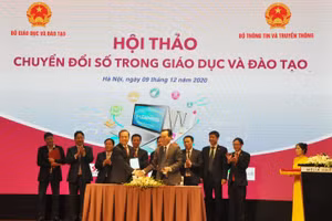 Ảnh minh họa: Thứ trưởng Bộ Giáo dục và Đào tạo Hoàng Minh Sơn và Chủ tịch Hội đồng thành viên VNPT ký kết biên bản ghi nhớ về chuyển đổi số trong giáo dục và đào tạo. 