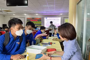 Tư vấn việc làm cho các đoàn viên, thanh niên tại sàn giao dịch.