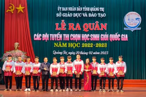 Đại diện lãnh đạo địa phương và Sở GD&ĐT Quảng Trị trao quà động viên học sinh các đội tuyển. (Ảnh: Phạm Quyên).