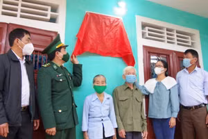 Đại diện Bộ Chỉ huy BĐBP tỉnh Quảng Trị cùng Báo GD&TĐ cắt băng khánh thành bàn giao Mái ấm biên cương cho hộ gia đình ông Khôi.