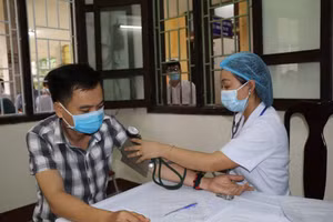 Khám sàng lọc cho người dân trước khi tiến hành tiêm vắc-xin ngừa Covid-19.