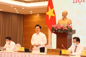 Thứ trưởng Nguyễn Hữu Độ trao đổi tại buổi họp báo