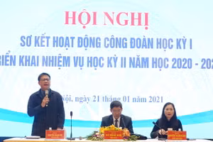Đồng chí Vũ Minh Đức (ở giữa), Nguyễn Thị Bích Hợp và Nguyễn Ngọc Ân chủ trì Hội nghị