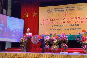 GS.TS Lê Ngọc Thành – Hiệu trưởng Trường ĐH Y Dược (ĐH Quốc gia Hà Nội) đánh trống khai giảng năm học mới