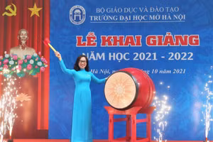 PGS.TS Nguyễn Thị Nhung – Hiệu trưởng Trường ĐH Mở Hà Nội thực hiện nghi thức đánh trống khai trường, bắt đầu một năm học mới.