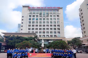 Lễ ra quân chi viện cho Bắc Giang của Học viện Y dược học Cổ truyền Việt Nam.