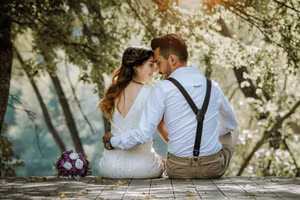 Kết hôn không phải là điều khiến phụ nữ cảm thấy kém hạnh phúc hơn, mà là sự xa cách với người bạn đời khiến họ cảm thấy buồn chán. (Ảnh: ITN).