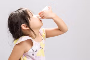 Không nên dùng thuốc thông mũi cho trẻ dưới 6 tuổi và thận trọng khi dùng cho trẻ dưới 12 tuổi. (Ảnh: ITN) 
