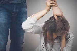 Đàn ông vũ phu thường có vấn đề về kiểm soát cơn giận. (Ảnh: ITN).