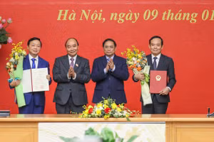Chủ tịch nước Nguyễn Xuân Phúc trao Quyết định bổ nhiệm Phó Thủ tướng Chính phủ đối với đồng chí Trần Lưu Quang và đồng chí Trần Hồng Hà. Thủ tướng Chính phủ Phạm Minh Chính tặng hai tân Phó Thủ tướng Chính phủ những bó hoa tươi thắm - Ảnh: VGP/Nhật Bắc