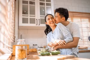 Nấu ăn cùng nhau giúp tăng cường gắn kết tình cảm và cải thiện giao tiếp với bạn tình. (Ảnh: ITN).