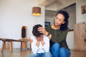  Nhiều bậc cha mẹ cũng cảm thấy tội lỗi khi phải ở xa con cái, cho dù họ bận công việc chính đáng. (Ảnh: ITN)