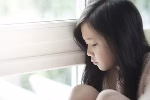 Trầm cảm ở trẻ em phổ biến hơn những gì cha mẹ có thể tưởng tượng. (Ảnh: ITN).
