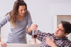 Điều đầu tiên bạn cần làm để ngăn chồng uống rượu là nói chuyện nhẹ nhàng với anh ấy. (Ảnh: ITN).