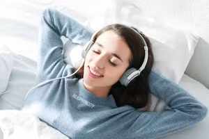 Tiếp xúc với tiếng ồn lớn qua tai nghe là một trong những thủ phạm hàng đầu gây giảm thính lực. (Ảnh: ITN)