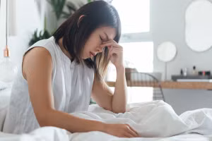 Nếu vợ của bạn có vẻ lo lắng, cô đơn hoặc hay ghen tuông, hãy chú ý đến cô ấy. (Ảnh: ITN).