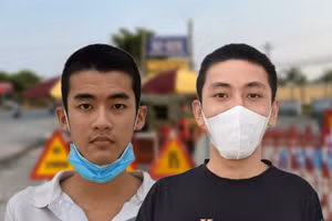 Hai đối tượng có hành vi chống người thi hành công vụ tại cơ quan chức năng.