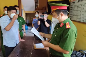 Phòng Cảnh sát kinh tế đọc lệnh bắt tạm giam bị can Hải. Ảnh: Bình Minh.