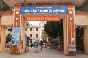 C.V.N. có hành vi trèo tường trốn ra khỏi Trung tâm Y tế huyện Hiệp Hoà để mua đồ ăn.