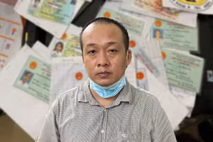 Tăng Minh Hiếu cùng tang vật của vụ án.