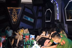 Các đối tượng tổ chức sử dụng ma tuý bị lực lượng chức năng kiểm tra phát hiện. Ảnh: Công an Hải Phòng.