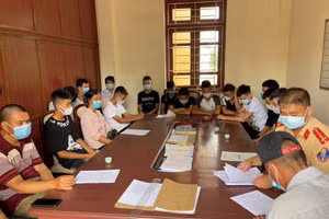 Cơ quan chức năng làm việc với nhóm thanh niên và gia đình các thanh thiếu niên có hành vi vi phạm. Ảnh: Công an Lạng Sơn.