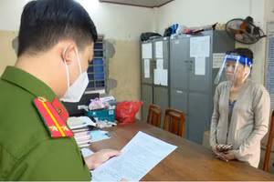 Nguyễn Thị Kim Hạnh (Mười Tường) nghe đọc quyết định khởi tố tội danh thứ 6. Ảnh: Công an tỉnh An Giang