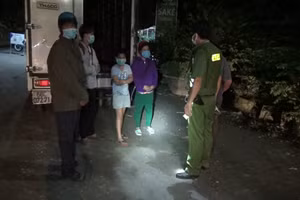 5 người về từ vùng dịch trốn trong thùng xe tải bị cơ quan chức năng kiểm tra phát hiện. Ảnh: Công an Đồng Tháp.