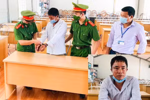 Cơ quan chức năng thi hành lệnh bắt tạm giam đối với Trần Văn Học. Ảnh: Công an Sông Mã.