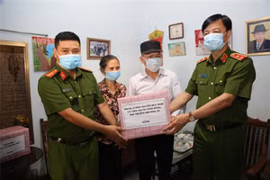 Thứ trưởng Nguyễn Duy Ngọc trao quà của lãnh đạo Bộ Công an tặng gia đình Thiếu tá Nguyễn Thanh Phúc. Ảnh: Bộ Công an.